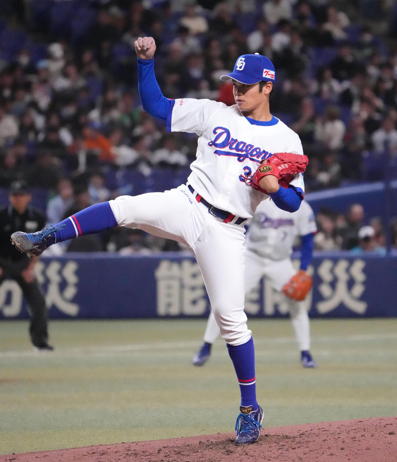 中日対ヤクルト　5回表、力投する中日2番手の根尾（撮影・森本幸一）