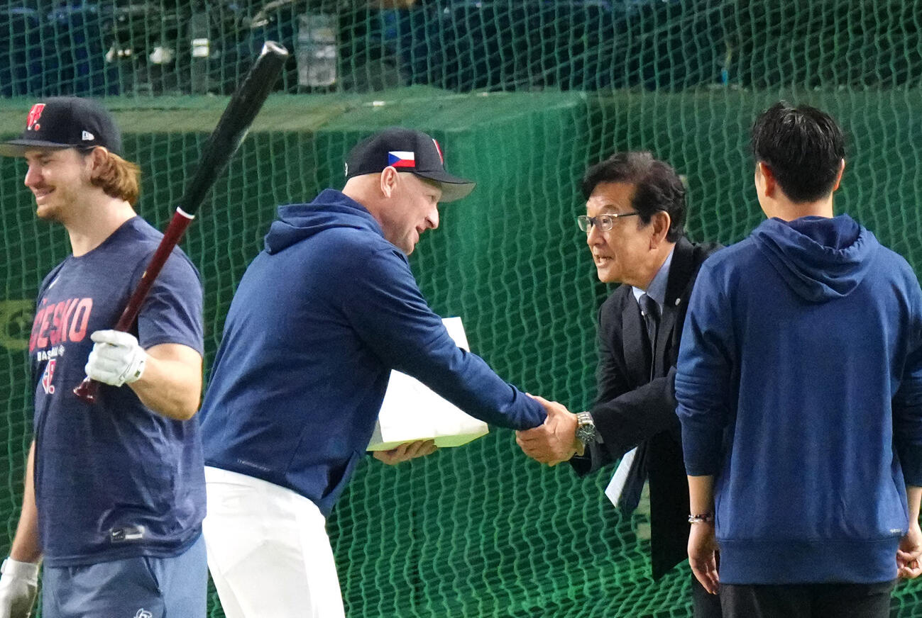 2026年3月7日のチェコ対台湾　試合前、チェコの名誉アンバサダーを務める栗山氏（中央右）はハジム監督と握手を交わす