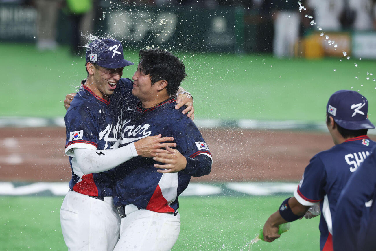 2026年3月9日のオーストラリア対韓国　準々決勝進出を決めウオーターシャワーを浴びる韓国文保景（右）