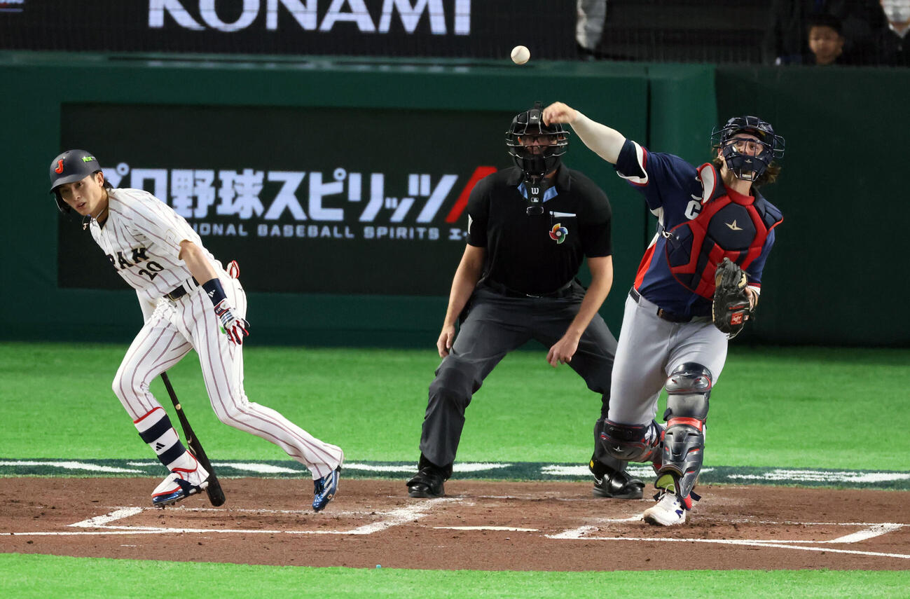 日本対チェコ　2回裏日本1死一塁、打者周東のとき一走小園を刺すチェルベンカ（撮影・加藤哉）