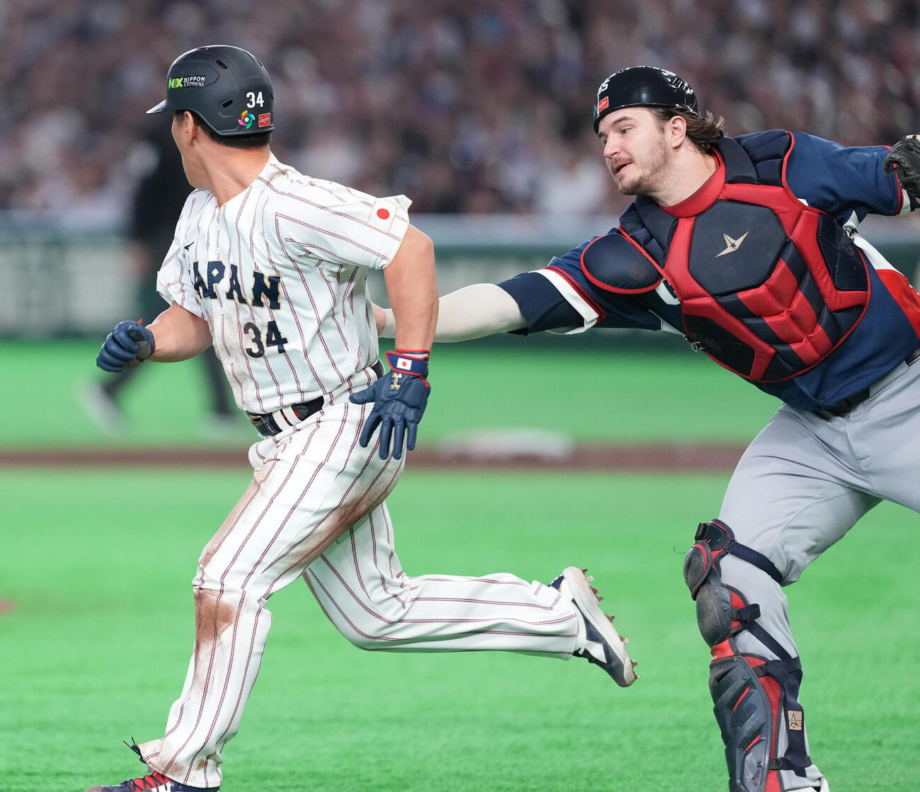 日本対チェコ　4回裏日本1死二、三塁、小園の投ゴロで三本間で挟まれアウトとなる三塁走者吉田。捕手チェルベンカ（撮影・鈴木みどり）