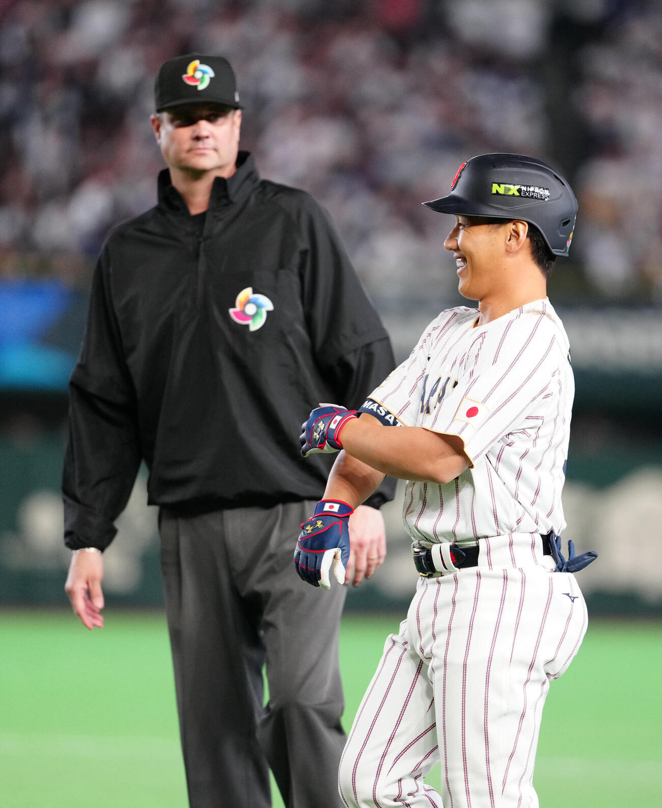 日本対チェコ　4回表チェコ1死、内野安打とし笑顔を見せる吉田（撮影・江口和貴）