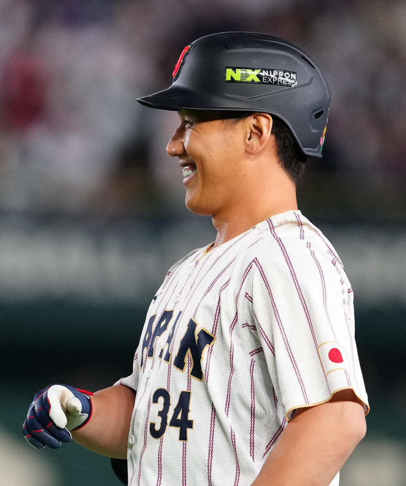 日本対チェコ　4回表チェコ1死、内野安打とし笑顔を見せる吉田（撮影・江口和貴）
