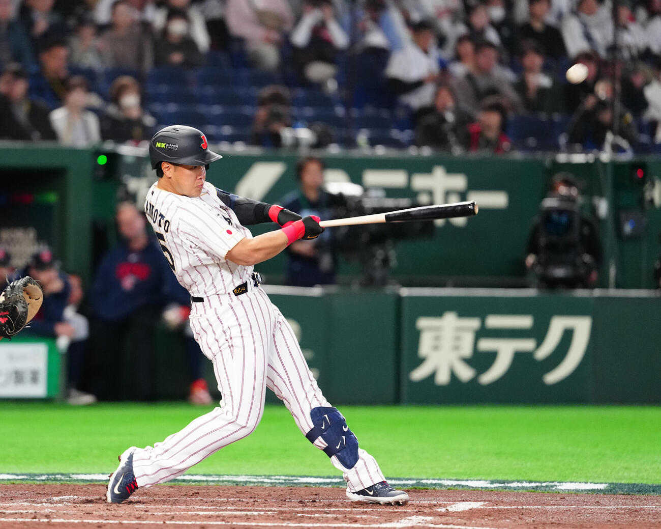 日本対チェコ　4回表チェコ1死一塁、フェンス直撃二塁打を放つ岡本（撮影・江口和貴）