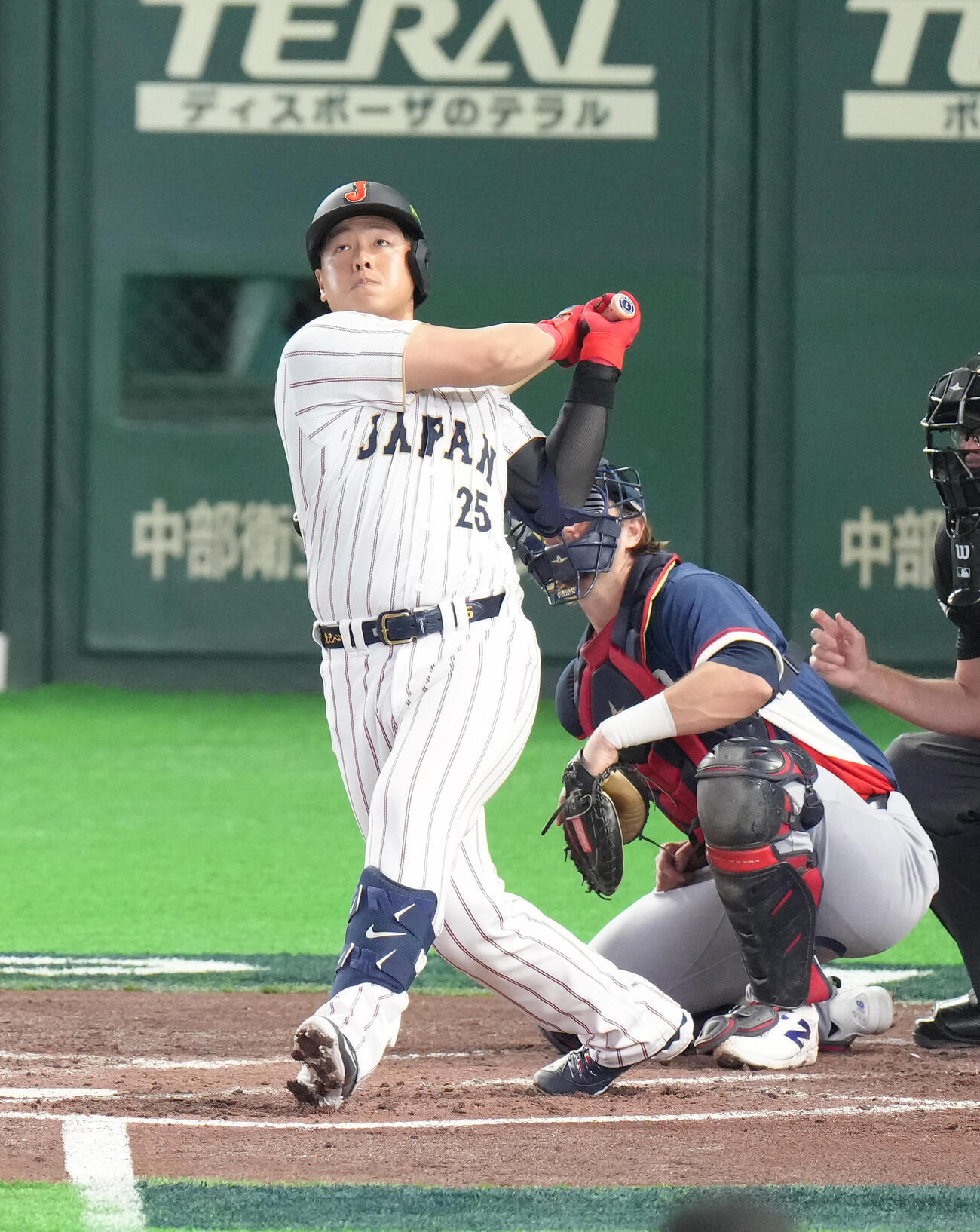 日本対チェコ　4回裏日本1死一塁、岡本はフェンス直撃の二塁打を放つ（撮影・足立雅史）