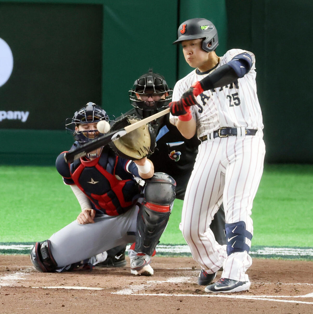 日本対チェコ　4回裏日本無死一塁、岡本は左越え二塁打を放つ（撮影・加藤哉）