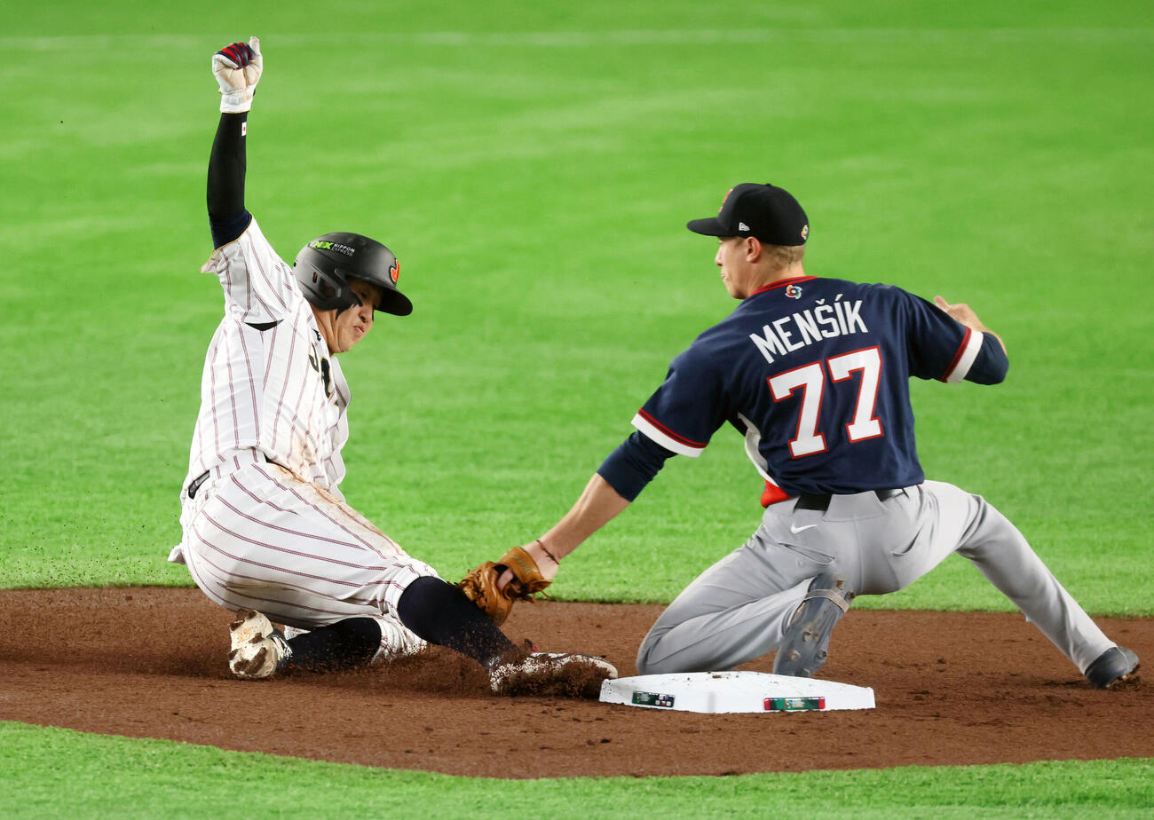 日本対チェコ　2回裏日本1死一塁、一走小園は打者周東のとき二塁盗塁失敗。野手メンシク（撮影・加藤哉）