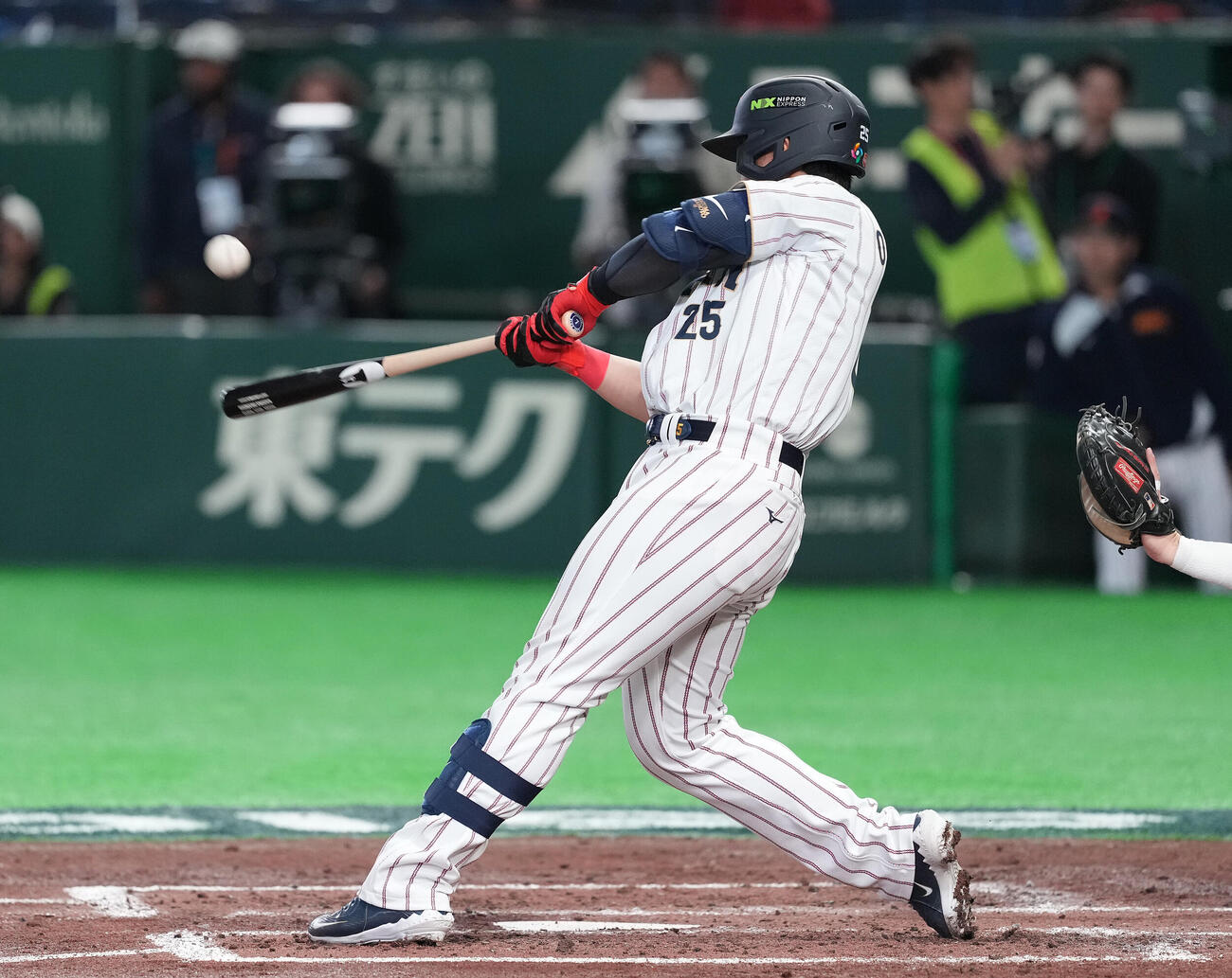 日本対チェコ　4回裏日本1死一塁、二塁打を放つ岡本（撮影・鈴木みどり）