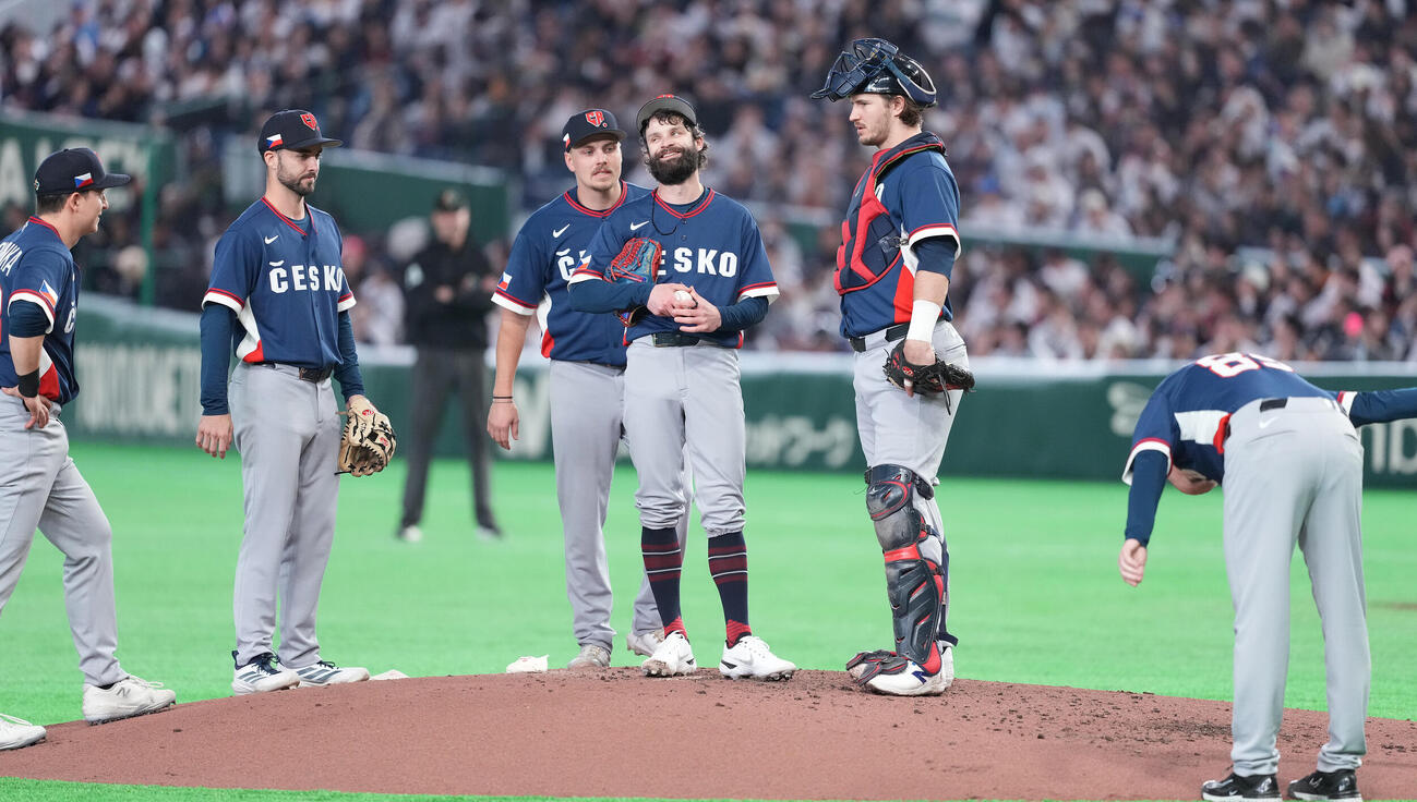 日本対チェコ　5回裏途中、球数制限まで投げたチェコ先発サトリア（中央）に深く一礼するハジム監督（右）（撮影・鈴木みどり）