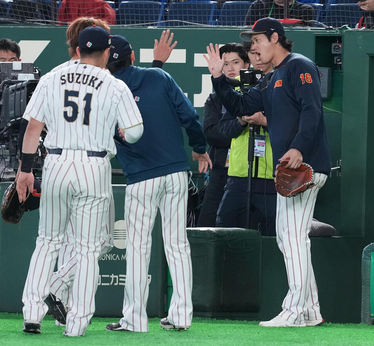 日本対チェコ　5回表、降板する先発高橋宏を迎える大谷（右）（撮影・鈴木みどり）