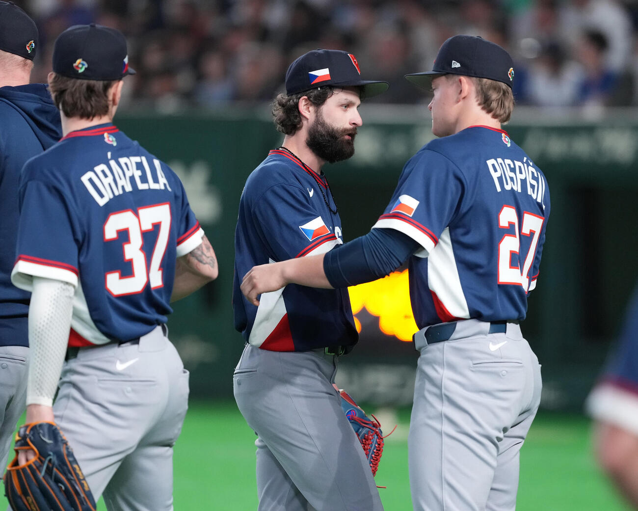 日本対チェコ　3回裏まで無失点に抑え、ベンチへ戻るチェコ先発サトリア（中央）（撮影・鈴木みどり）