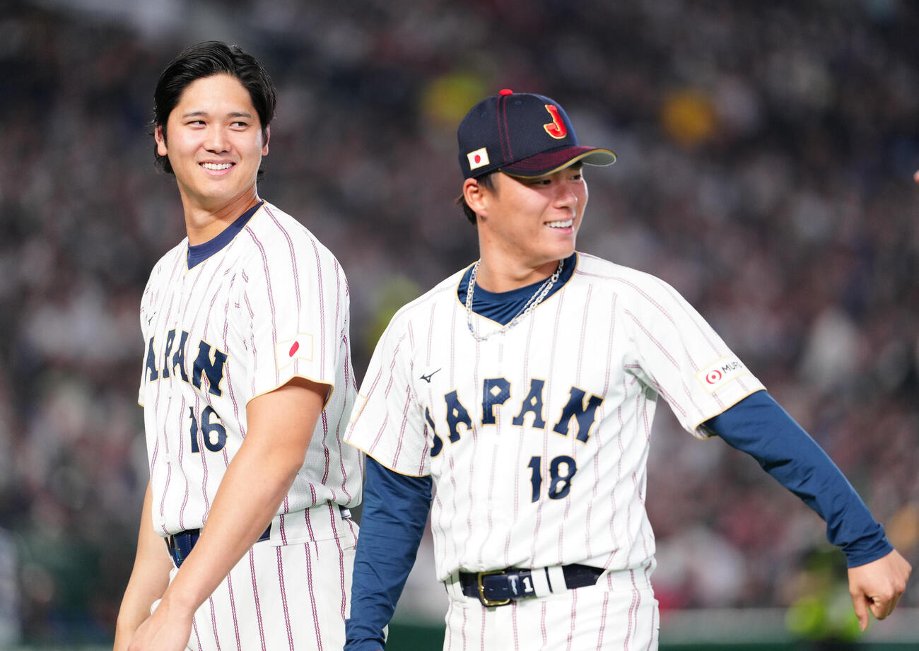 日本対チェコ　試合前のセレモニーを終え、ベンチに引き揚げる大谷（左）と山本（撮影・江口和貴）