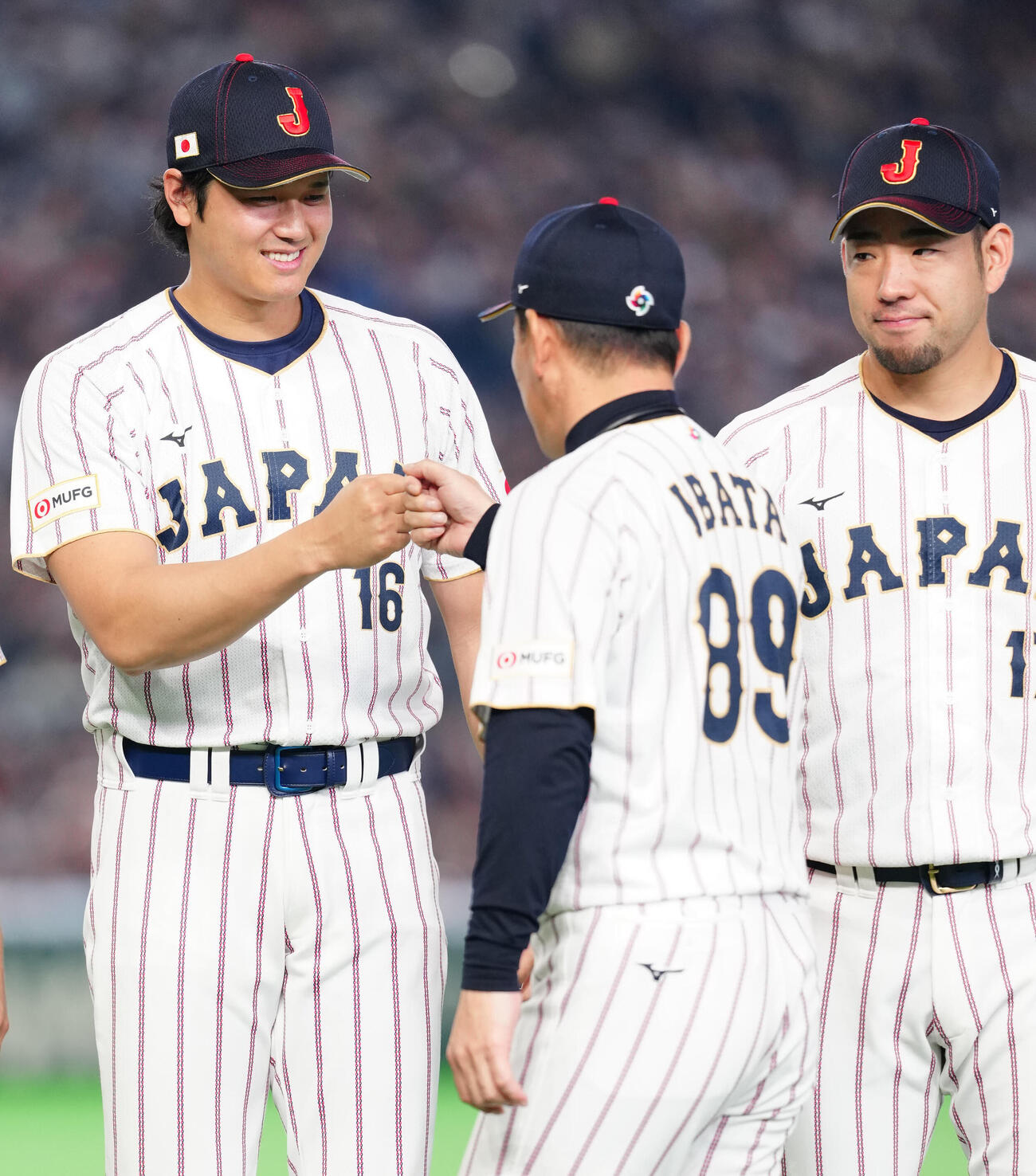 日本対チェコ　試合前のセレモニーで井端監督（中央）とタッチを交わす大谷。右は菊池（撮影・江口和貴）