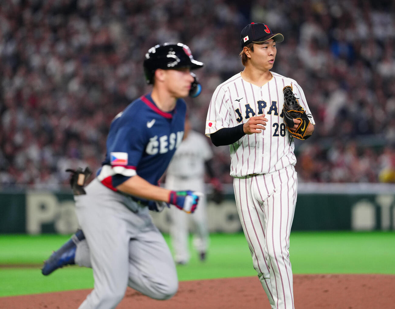 日本対チェコ　3回表チェコ2死一塁、メンシク（左）を二ゴロに仕留める高橋宏（撮影・江口和貴）