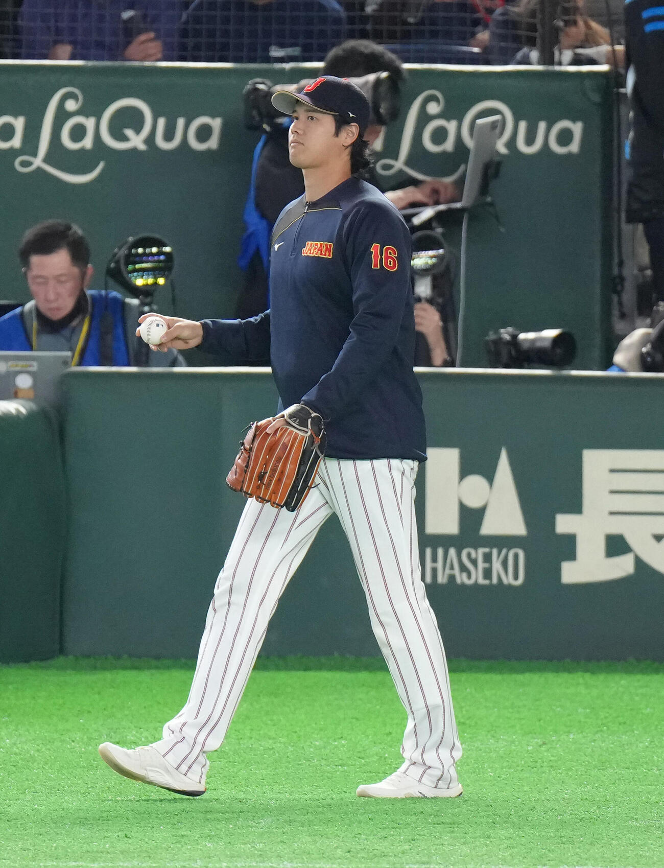 日本対チェコ　イニング間、外野へキャッチボールへ向かう大谷（撮影・足立雅史）