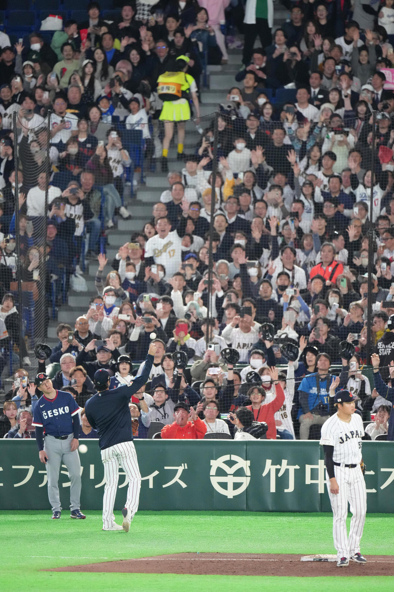 日本対チェコ　イニング間、ファンにボールを投げ入れる大谷（撮影・足立雅史）