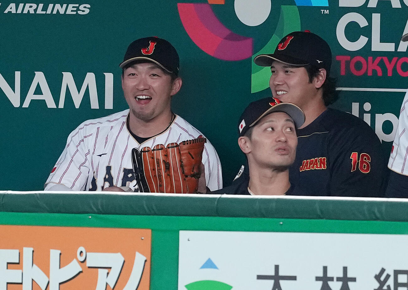 日本対チェコ　3回表、ベンチで笑顔の大谷（右）と鈴木（左）（撮影・鈴木みどり）