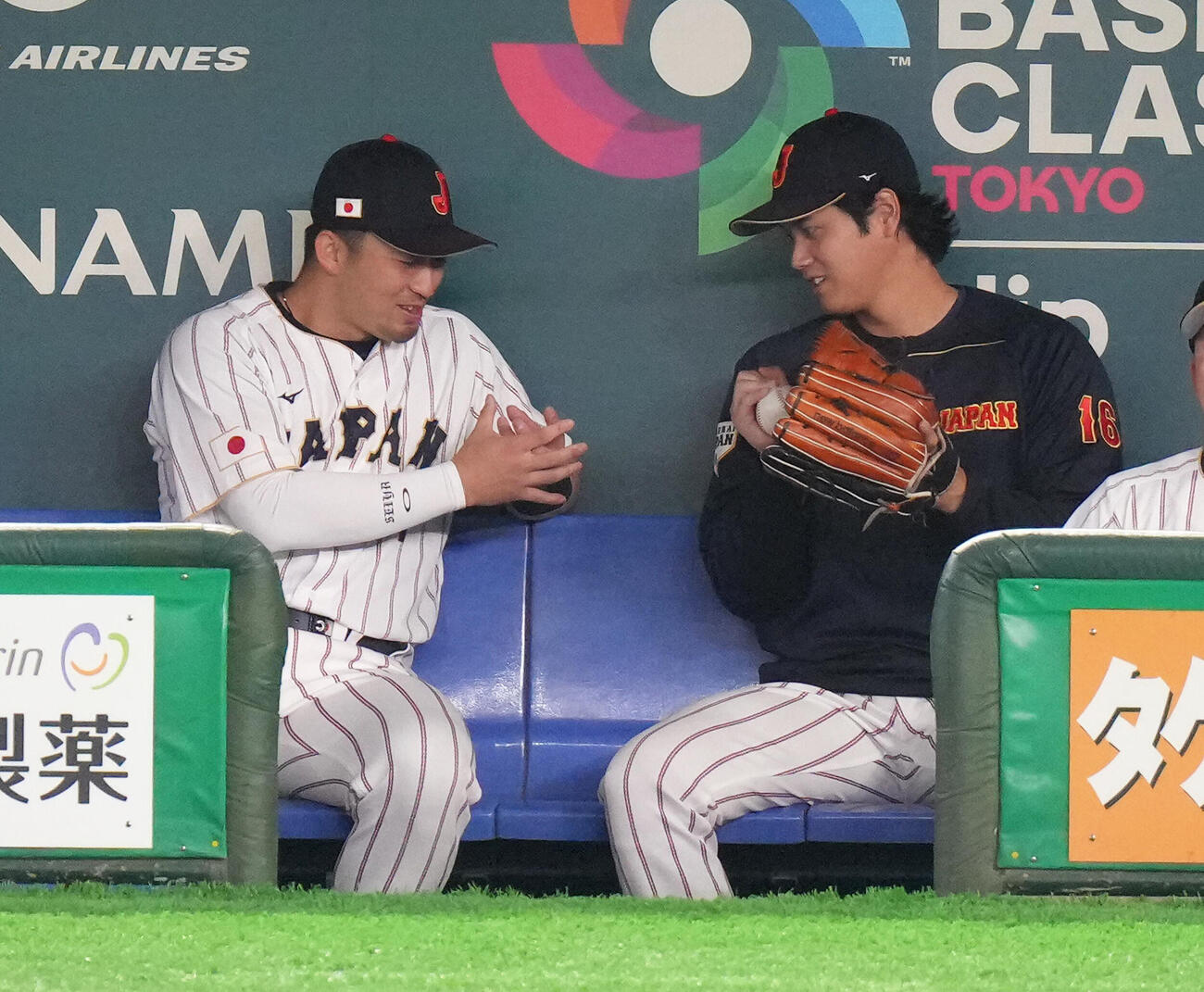 日本対チェコ　ベンチでグラブについて談笑する鈴木（左）と大谷（撮影・足立雅史）