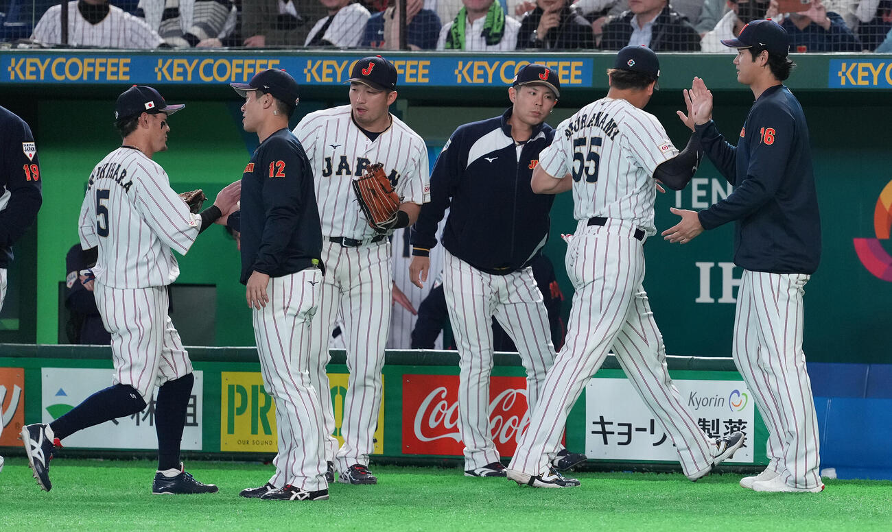 日本対チェコ　3回表を終えベンチへ戻るナインを迎える大谷（右）と鈴木（左から3人目）（撮影・鈴木みどり）