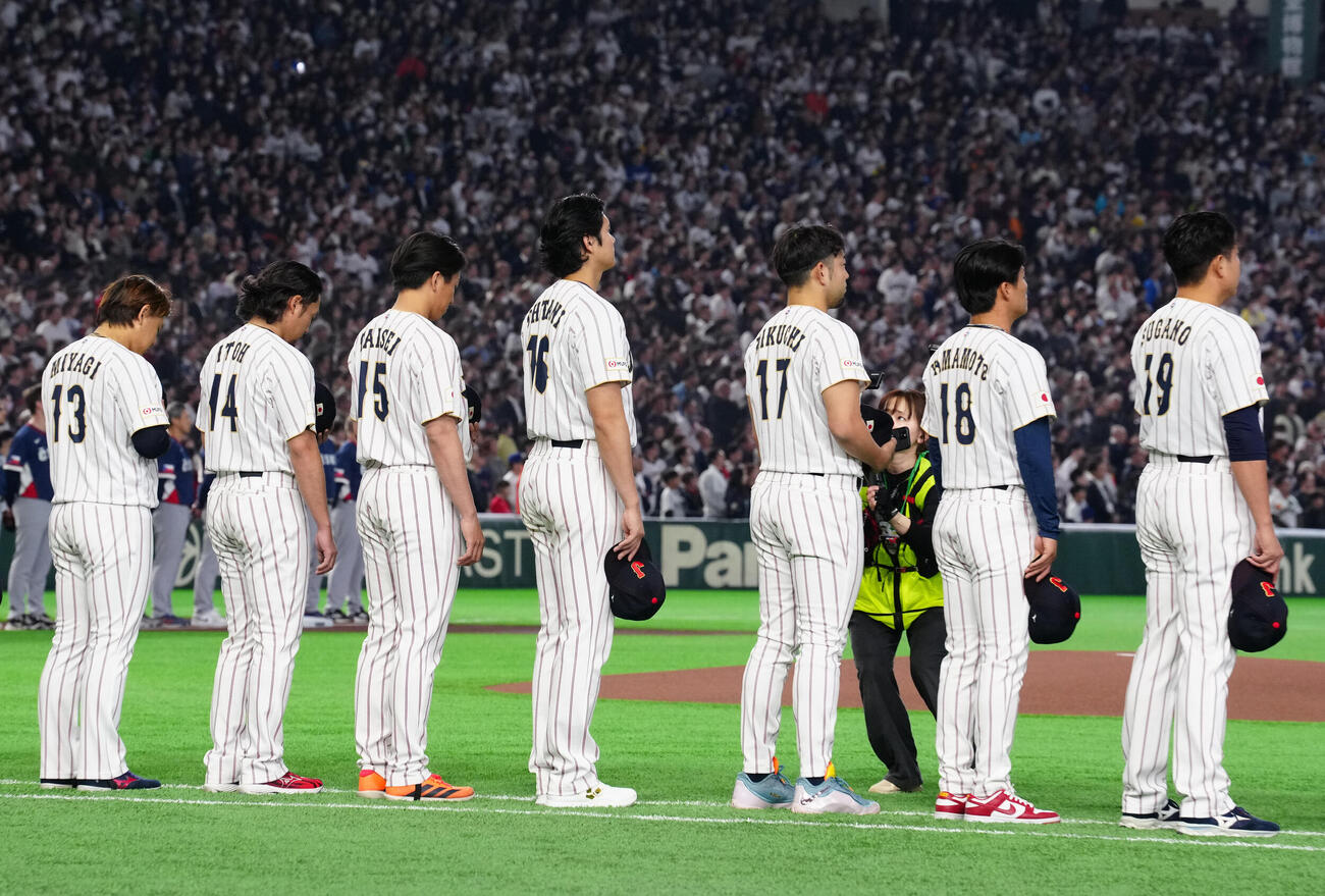 日本対チェコ　試合前、君が代斉唱する大谷（中央）ら日本代表の選手たち（撮影・江口和貴）