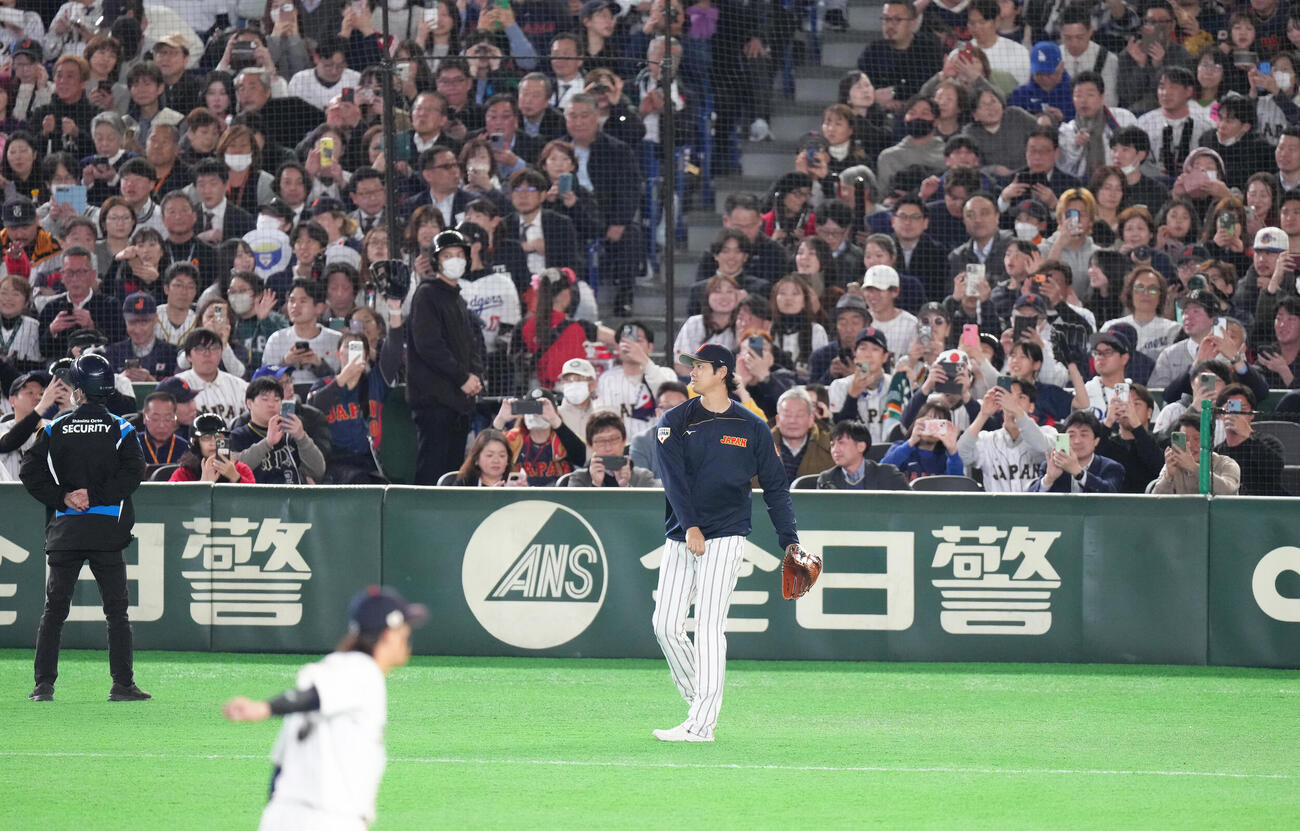 日本対チェコ　イニング間、グラウンドでキャッチボールする大谷（撮影・足立雅史）