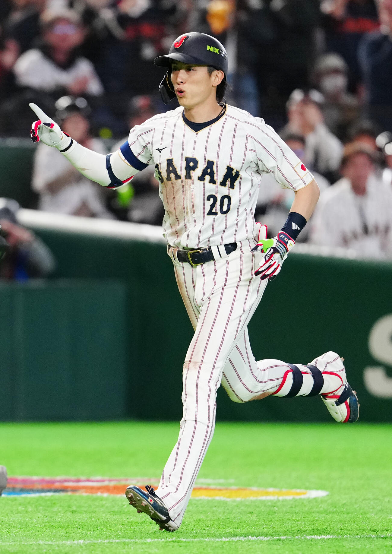 日本対チェコ　8回裏日本2死一、二塁、3点本塁打を放ち生還する周東（撮影・江口和貴）
