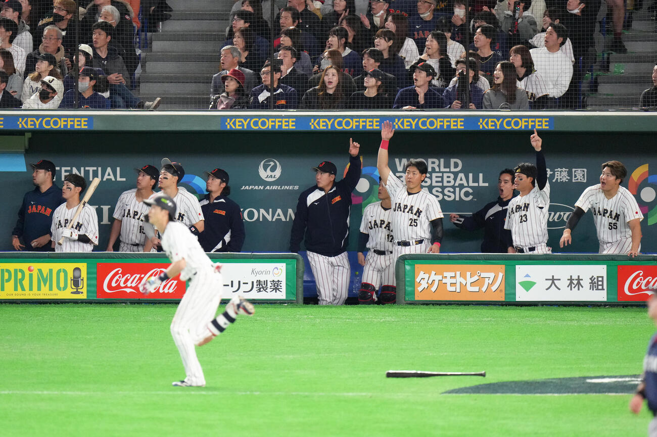 日本対チェコ　8回裏日本2死一、二塁、周東の3点本塁打を喜ぶ日本ベンチ（撮影・足立雅史）