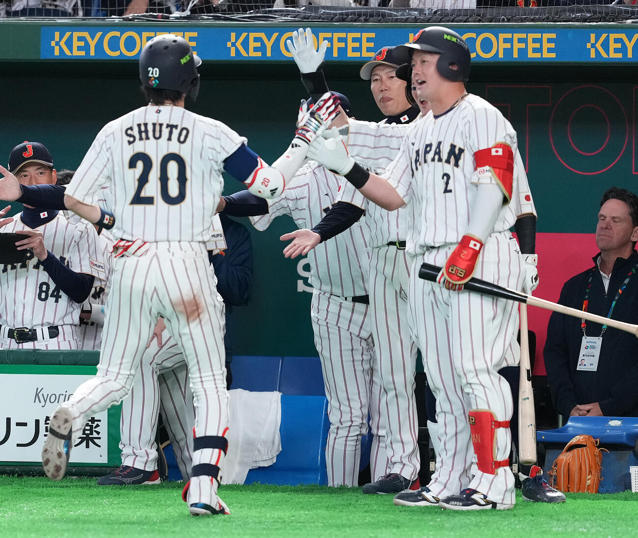 日本対チェコ　8回裏日本2死一、二塁、3点本塁打を放った周東（左）を迎える井端監督（後方）（撮影・鈴木みどり）