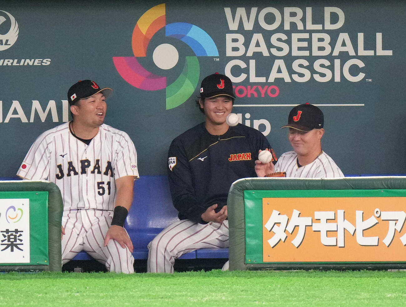 日本対チェコ　ベンチで談笑する、左から鈴木、大谷、牧（撮影・足立雅史）