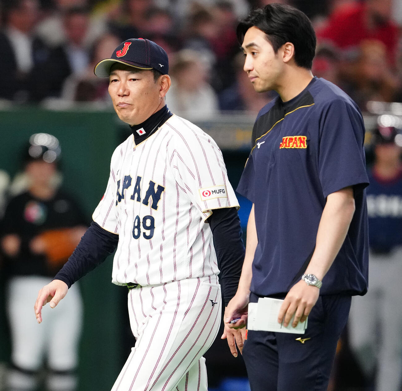 日本対チェコ　5回表途中、先発の高橋宏の交代を告げベンチに引き揚げる井端監督（左）（撮影・江口和貴）