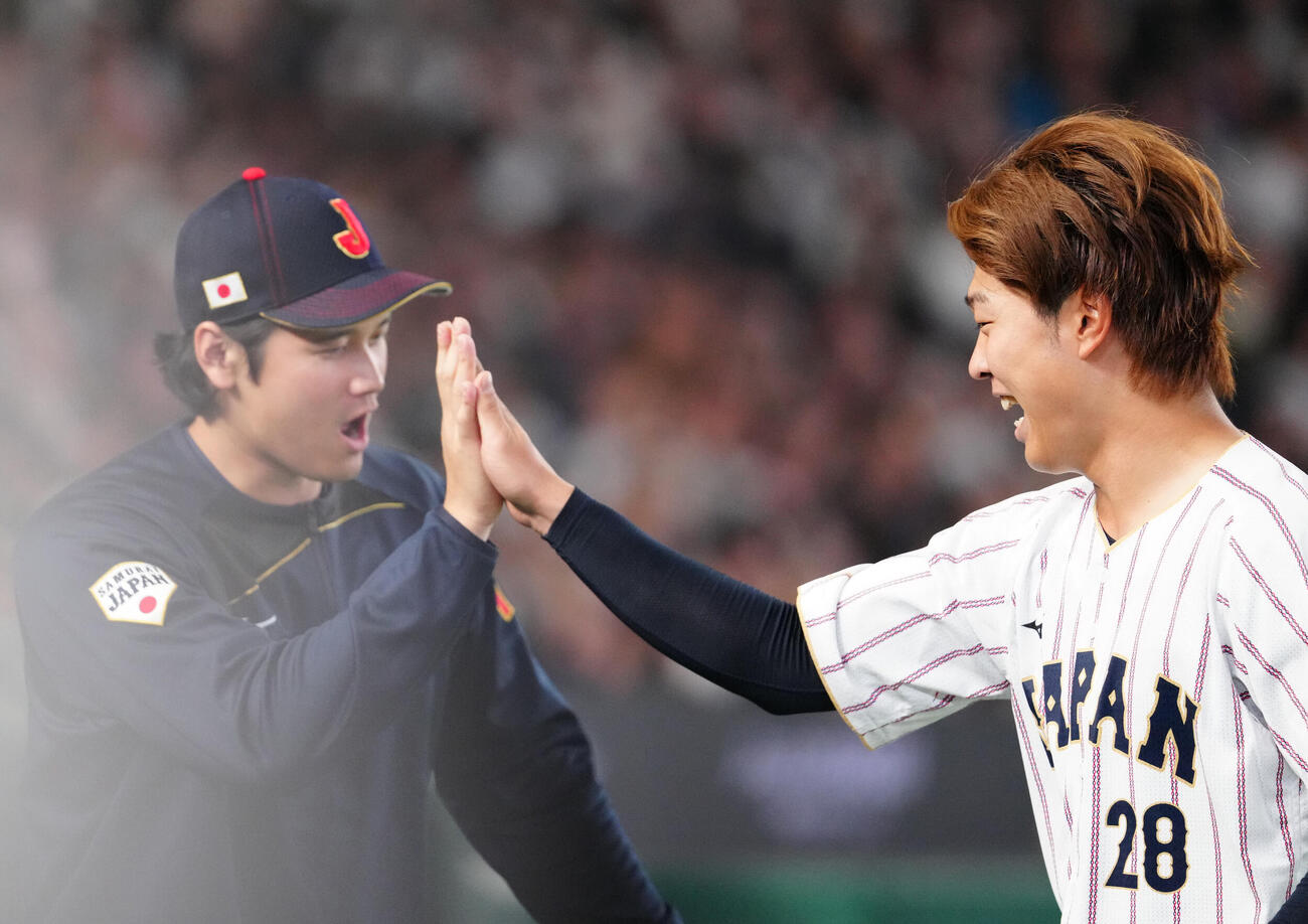 日本対チェコ　5回表途中、交代し大谷（左）とタッチを交わす先発の高橋宏（撮影・江口和貴）