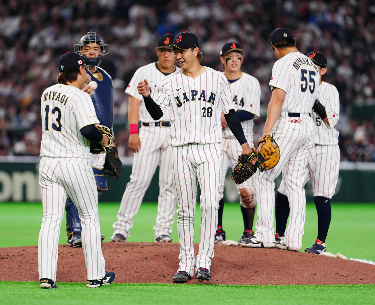 日本対チェコ　5回表途中、2番手の宮城（左）と交代する先発の高橋宏（撮影・江口和貴）