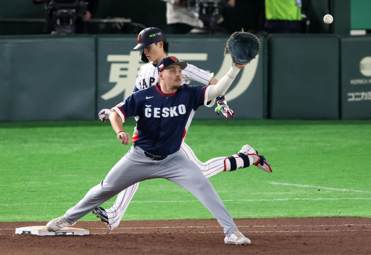 日本対チェコ　7回裏日本無死、周東は内野安打で出塁（撮影・加藤哉）