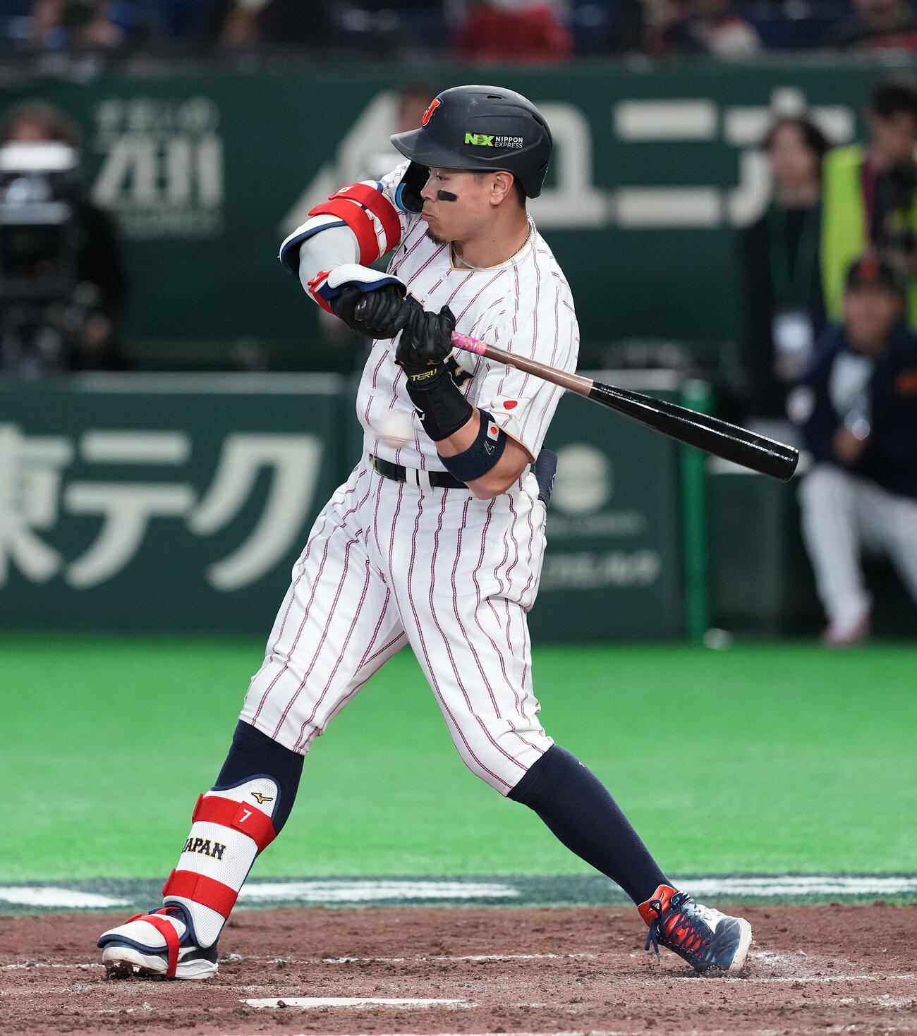 日本対チェコ　8回裏日本無死、死球を受ける佐藤輝（撮影・鈴木みどり）