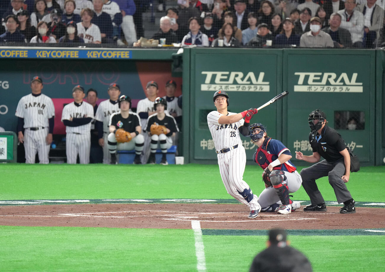 日本対チェコ　4回裏日本1死一塁、岡本はフェンス直撃の二塁打を放つ（撮影・足立雅史）