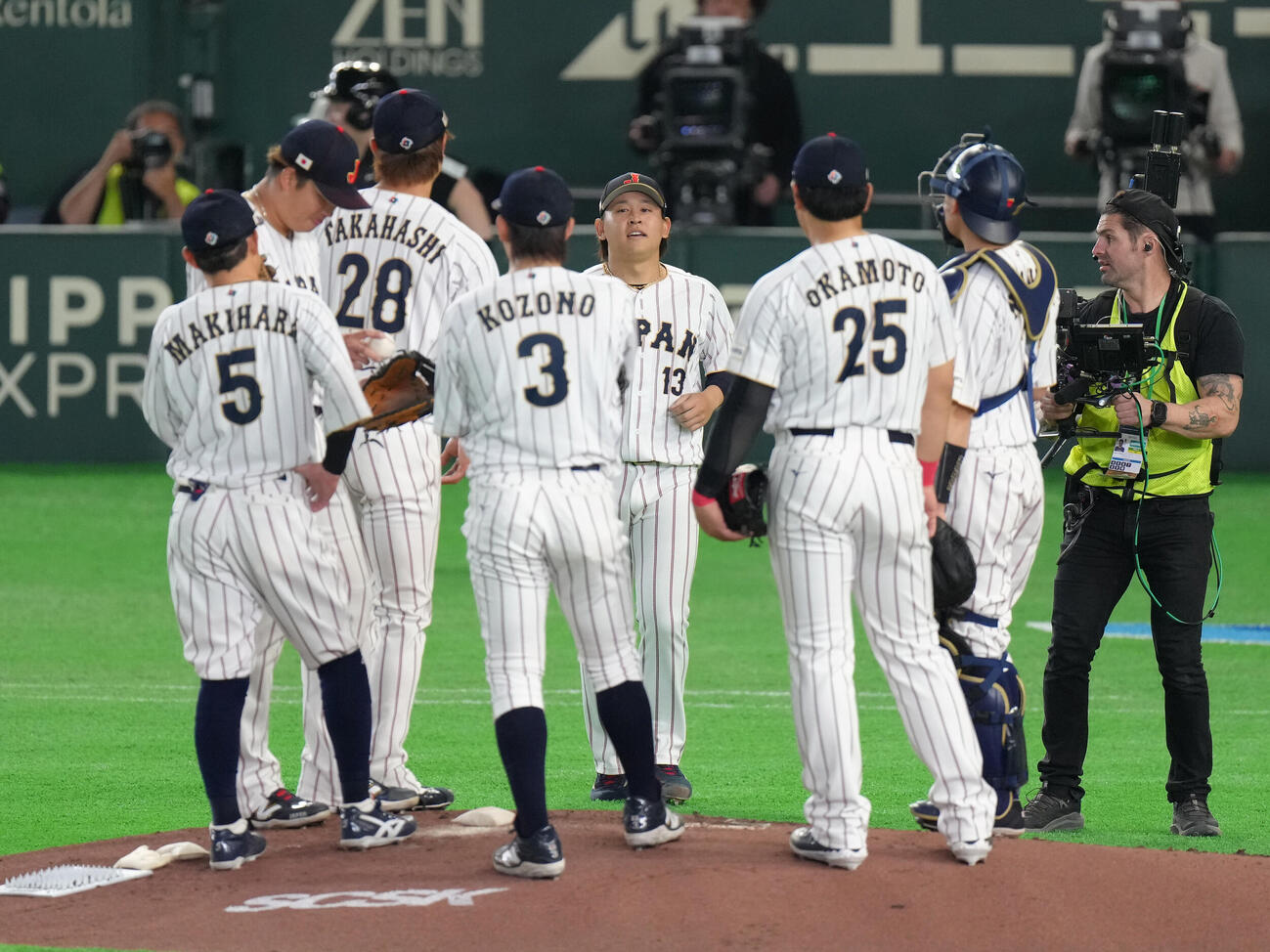日本対チェコ　5回途中、マウンドに上がる宮城（中央）（撮影・足立雅史）