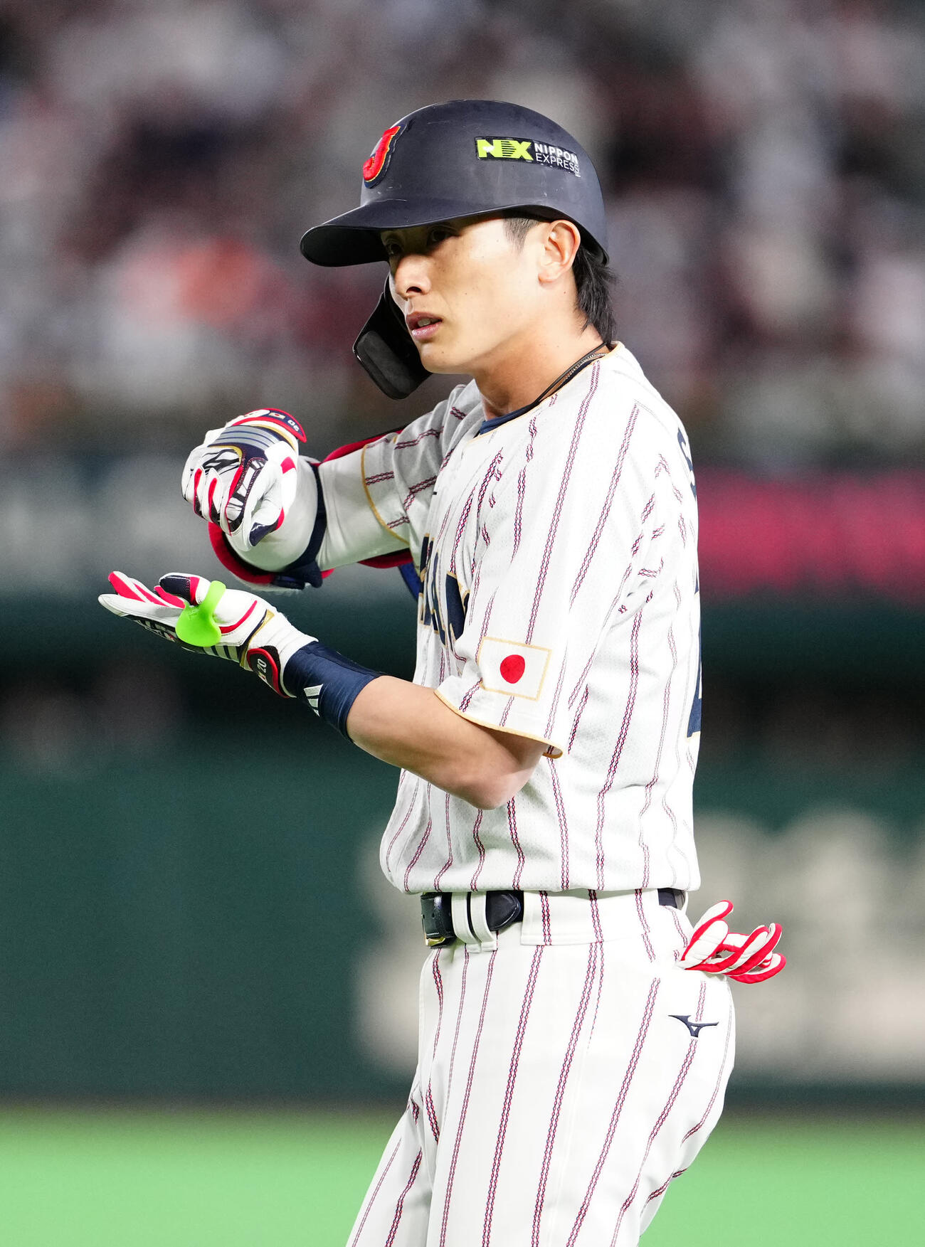 日本対チェコ　7回裏日本無死、遊撃内野安打とし、お茶たてポーズを見せる周東（撮影・江口和貴）