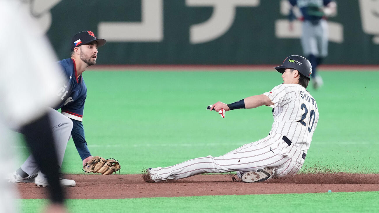 日本対チェコ　7回裏日本無死一塁、打者中村の時、二盗する一塁走者周東（撮影・鈴木みどり）