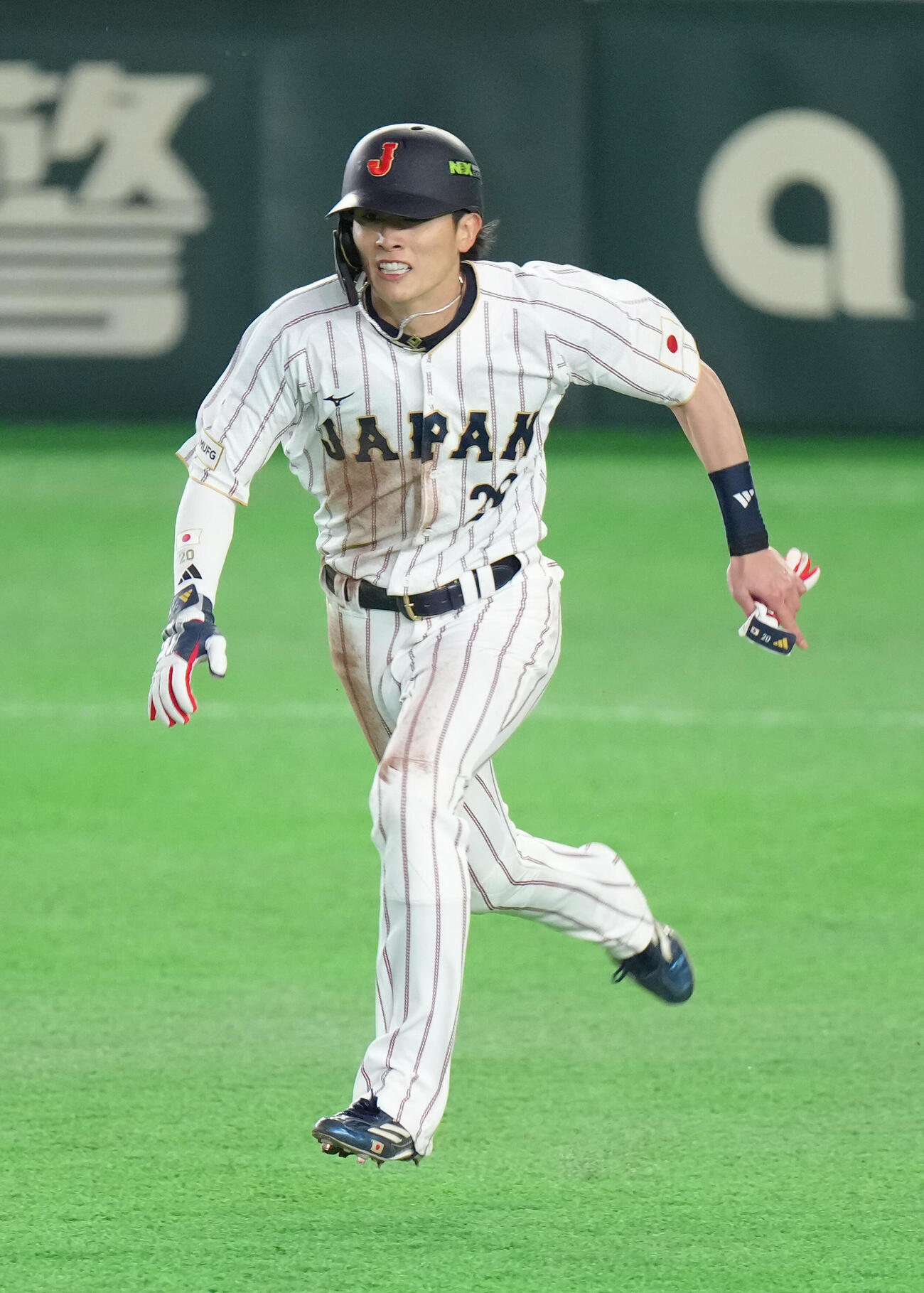 日本対チェコ　7回裏日本無死一塁、周東は二塁盗塁を試みる（撮影・足立雅史）