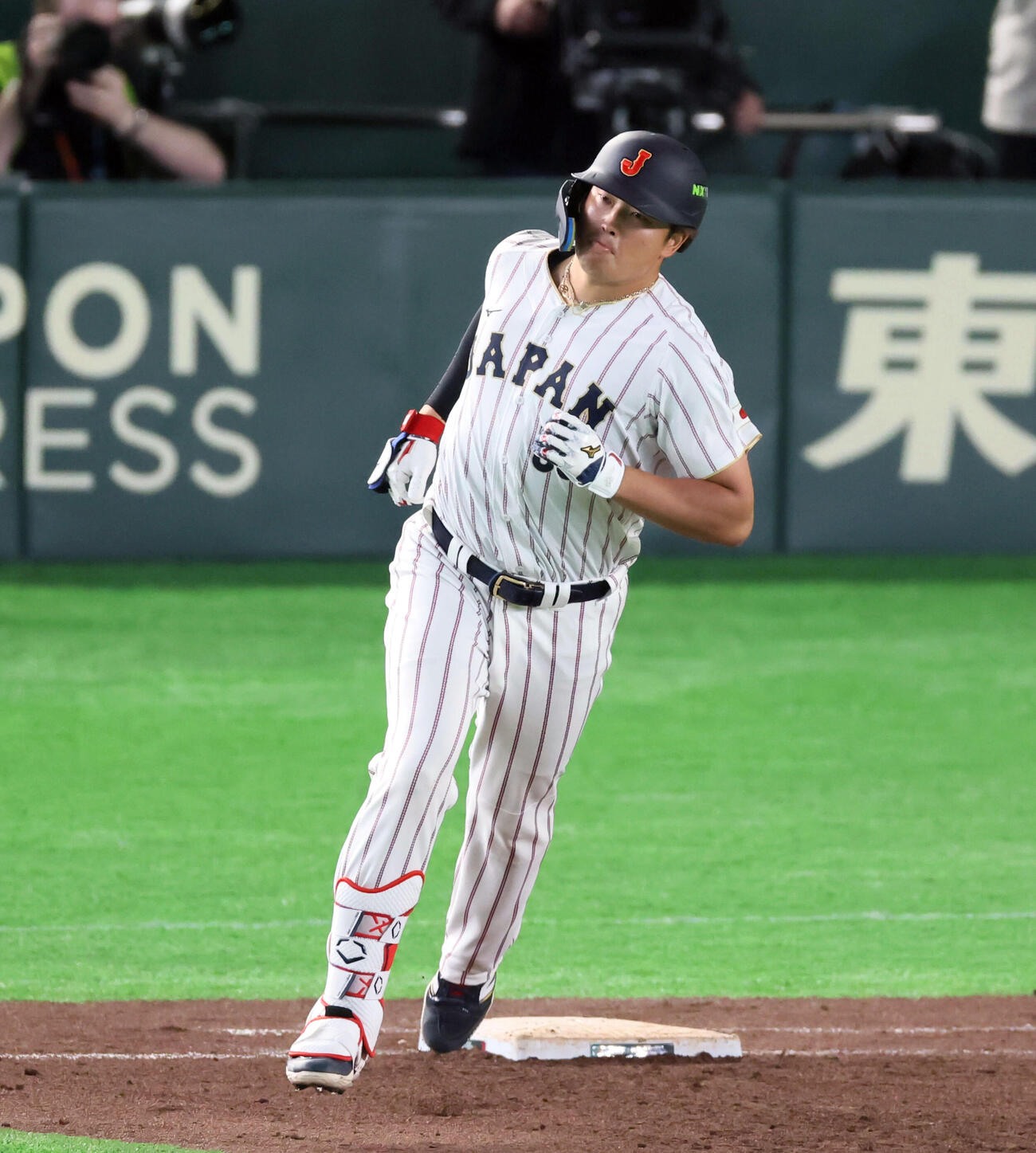 日本対チェコ　8回裏日本2死満塁塁、村上は中越え満塁本塁打を放つ（撮影・加藤哉）