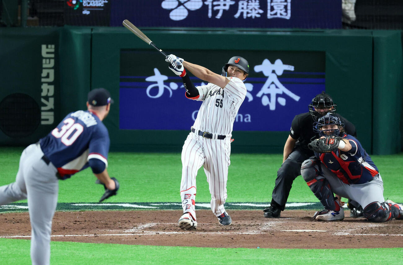 日本対チェコ　8回裏日本2死満塁塁、村上は中越え満塁本塁打を放つ。投手ジョンソン（撮影・加藤哉）