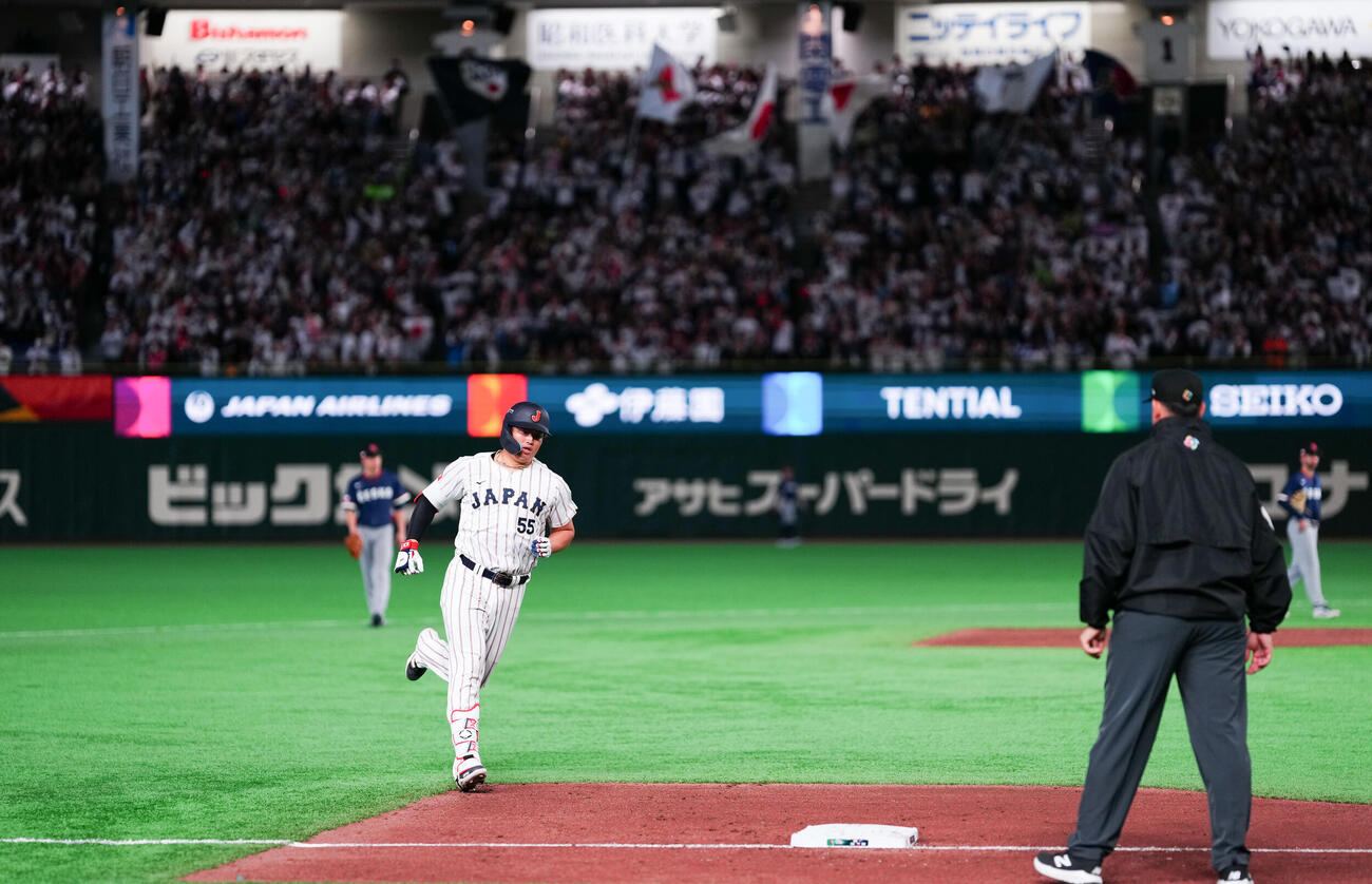 日本対チェコ　8回裏日本2死満塁、満塁本塁打を放ちダイヤモンドをまわる村上（撮影・鈴木みどり）