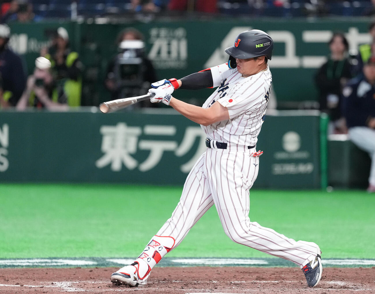 日本対チェコ　8回裏日本2死満塁、満塁本塁打を放つ村上（撮影・鈴木みどり）