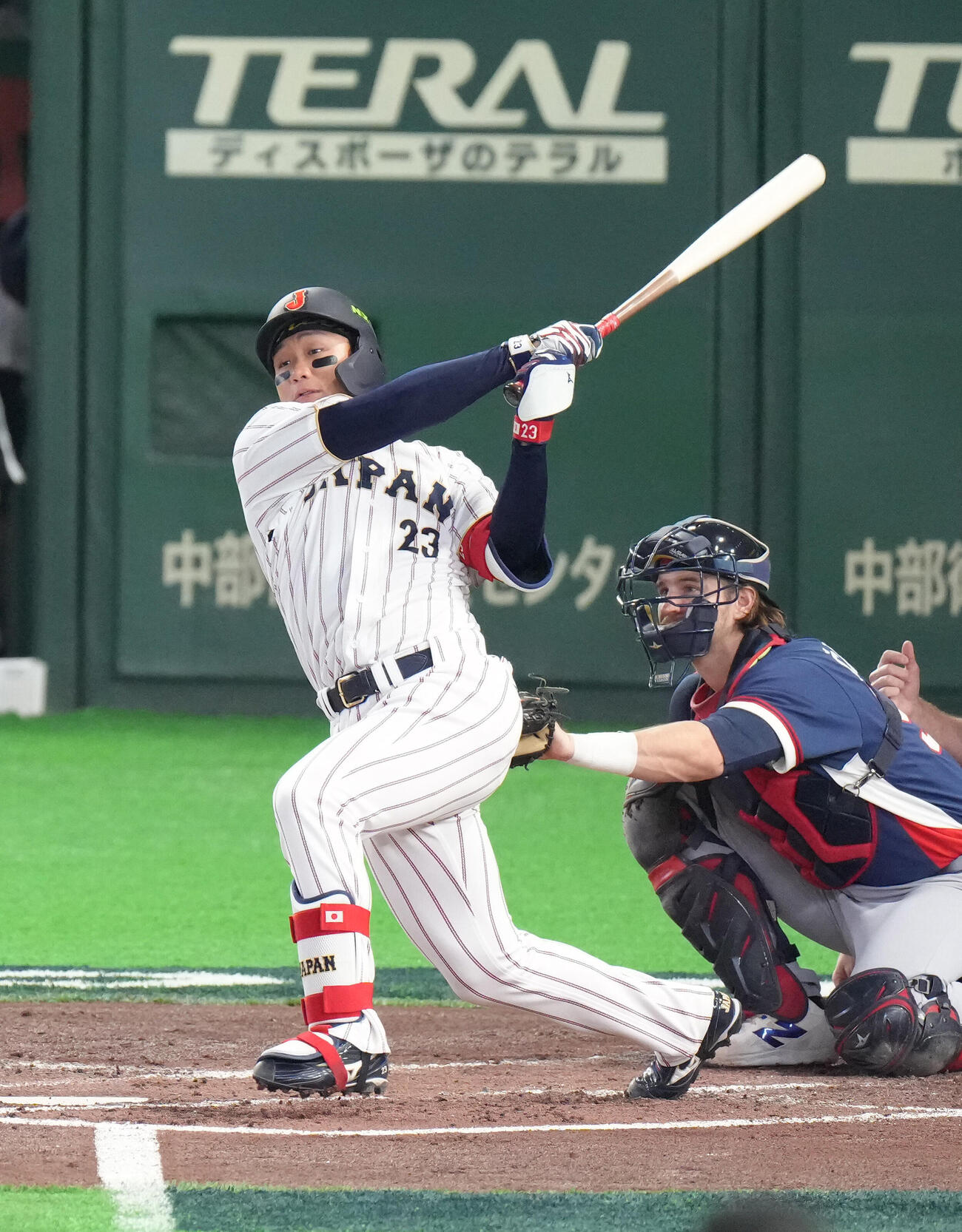 日本対チェコ　3回裏日本2死、森下は遊撃への内野安打を放つ（撮影・足立雅史）