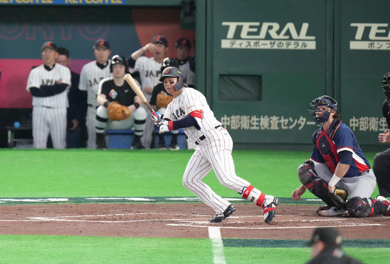 日本対チェコ　3回裏日本2死、森下は遊撃への内野安打を放つ（撮影・足立雅史）
