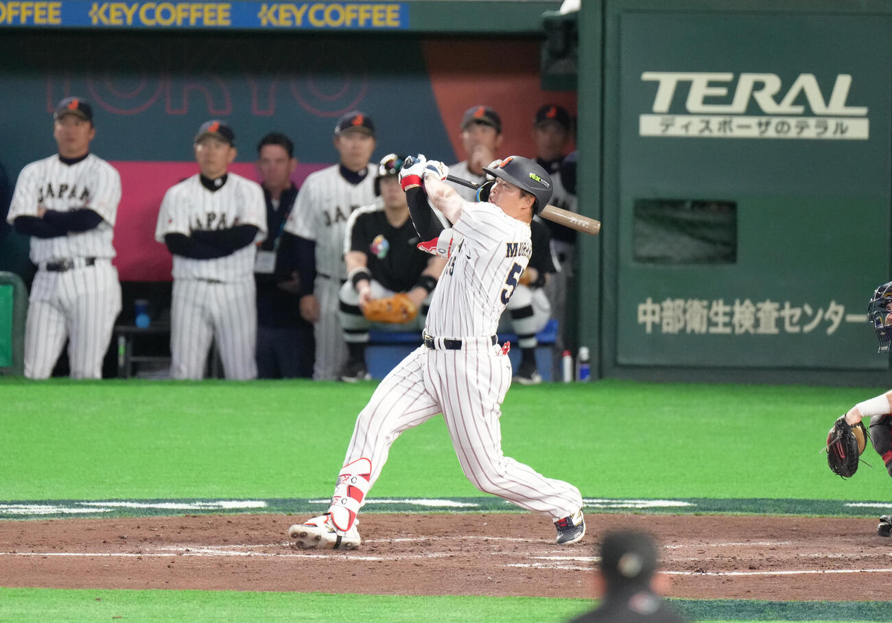 日本対チェコ　8回裏日本2死満塁、村上は満塁本塁打を放つ（撮影・足立雅史）