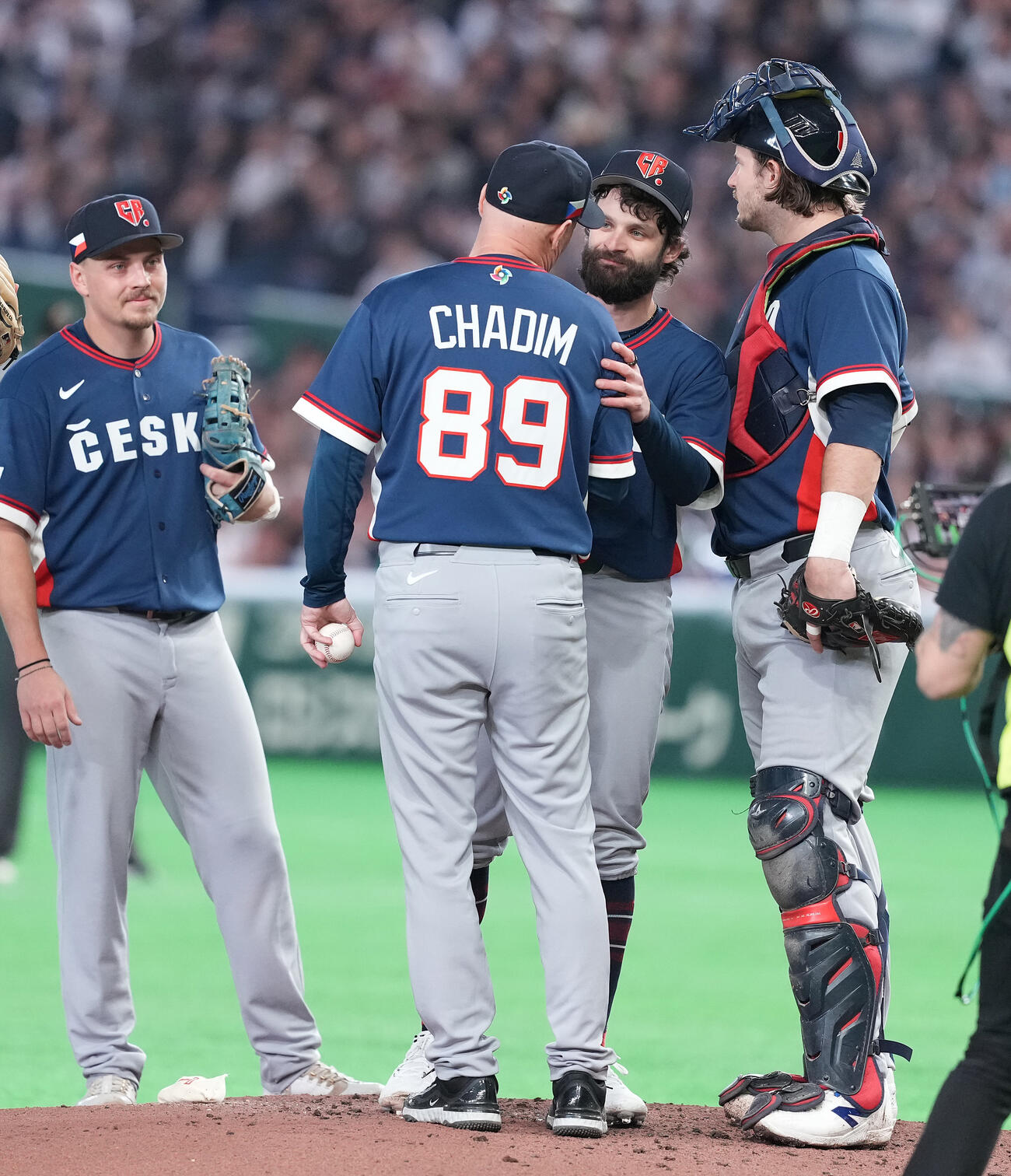 日本対チェコ　5回裏途中、球数制限まで投げたチェコ先発サトリア（中央右）に声をかけるハジム監督（同左）（撮影・鈴木みどり）