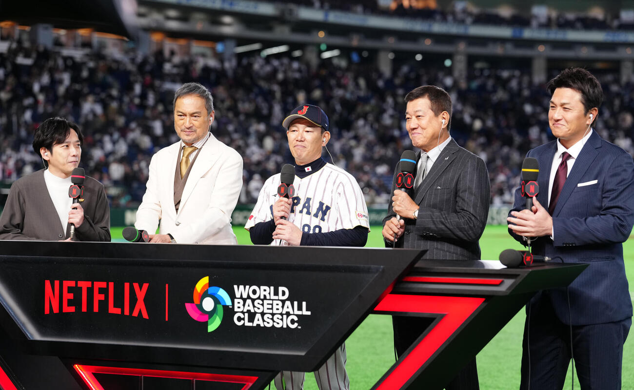 日本対チェコ　試合後、インタビューを受ける井端監督（中央）。左から二宮和也、渡辺謙、1人おいて原氏、高橋氏（撮影・江口和貴）