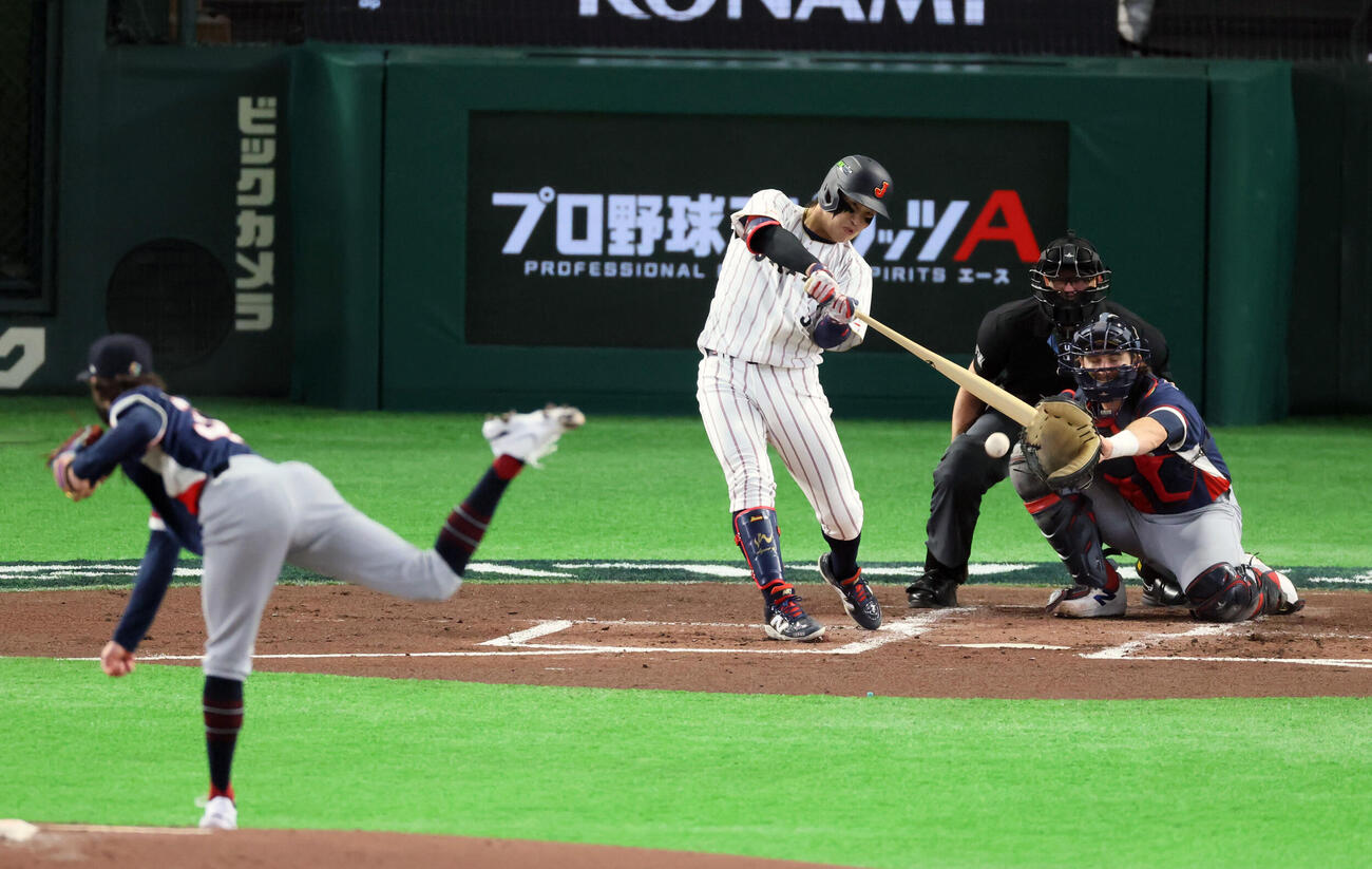 日本対チェコ　2回裏日本1死、小園は中前打を放つ。投手サトリア（撮影・加藤哉）