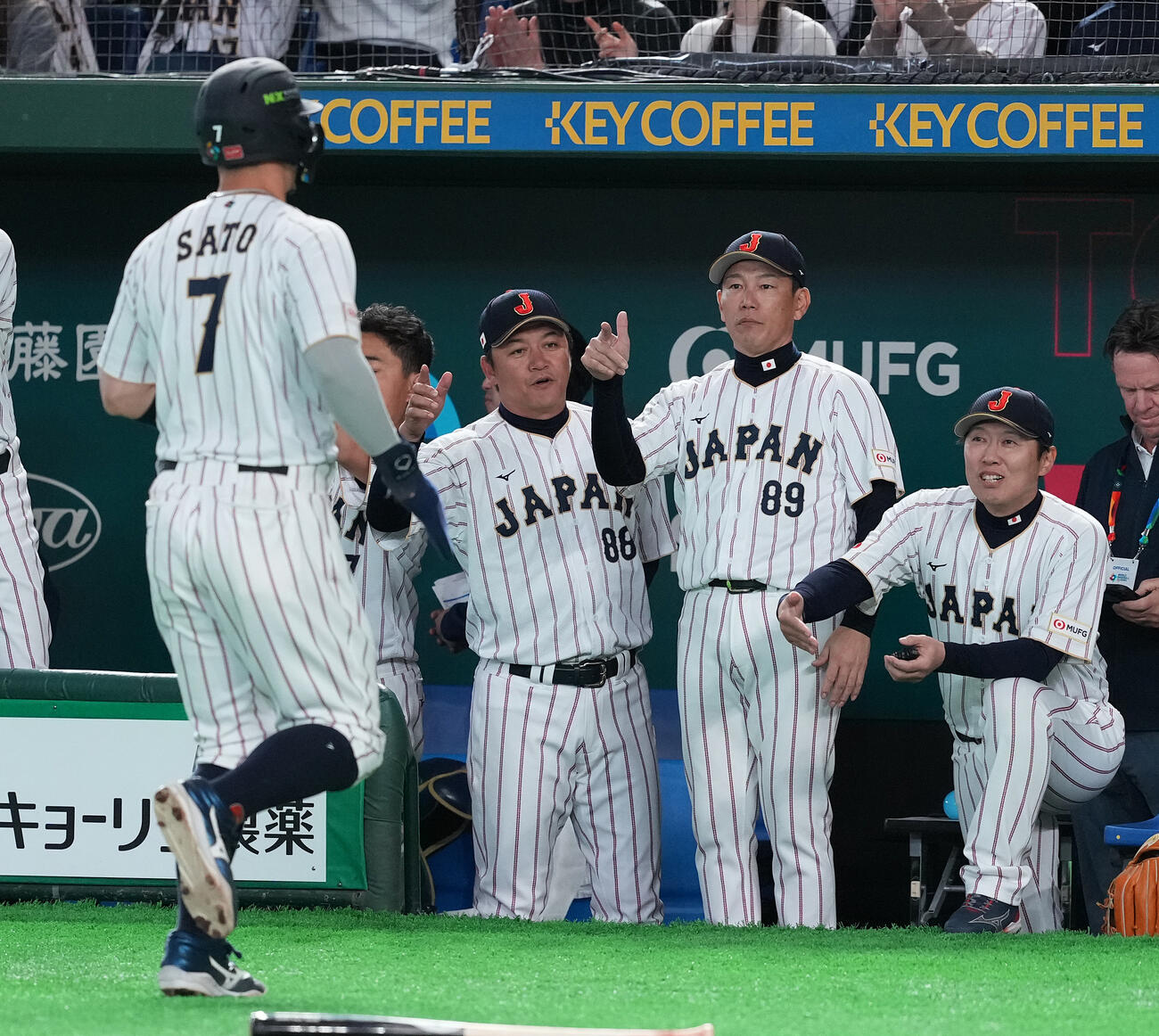 日本対チェコ　8回裏日本1死一塁、若月の右適時二塁打で生還した佐藤輝（左）を迎える井端監督（中央）（撮影・鈴木みどり）